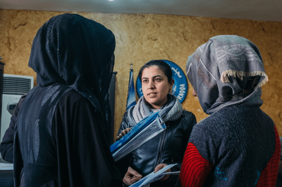 Leila Mustafa, em foto de Jean-Matthieu Gautier, durante as gravações de "9 Dias em Raqqa". Foto: Divulgação É Tudo Verdade.