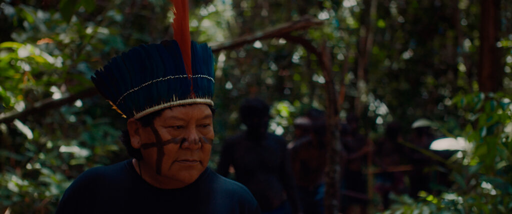 Davi Kopenawa em cena de "A Última Floresta". Foto: Divulgação.