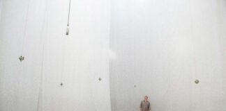 Foto horizontal, colorida. Instalação A SOMA DOS DIAS, de Carlito Carvalhosa, no Museu de Arte Moderna de Nova York em 2011