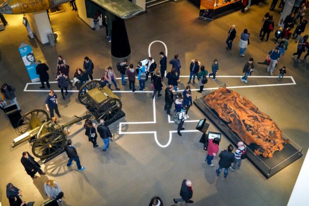 “Durante anos, na minha juventude, fui ao Imperial War Museum em Londres, apaixonado pela estética das guerras passadas. Em 2018, voltei ao Imperial War Museum e os fragmentos violentos de minhas próprias guerras estavam em exibição. Vigas empenadas das Torres Gêmeas. O contorno de um drone assomando no alto. Restos de um carro-bomba que explodiu em Bagdá em 5 de março de 2007. No início do século 20, apenas 10% das casualidades de guerra eram civis. Agora, o número é de 90%”. Londres. Inglaterra. 2018. | Crédito: Peter van Agtmael/Magnum Photos. Cortesia do fotógrafo.