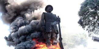 Monumentos: Estátua do Borba Gato pegando fogo. Imagem: reprodução das redes sociais.