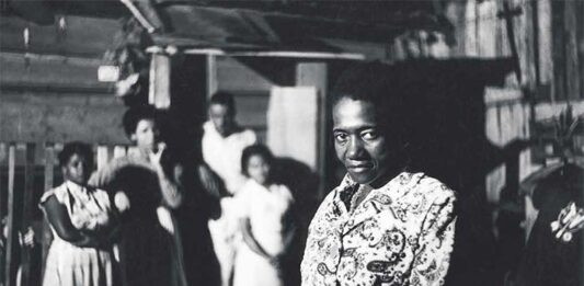 Carolina Maria de Jesus em 1960, em foto para a revista O Cruzeiro. Fotos: Henri Ballot / Revista O Cruzeiro