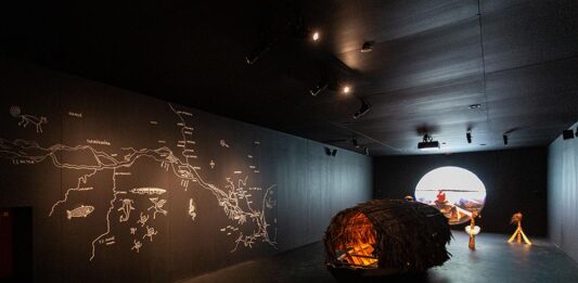 Crítica Frestas: poéticas políticas "Nhíromi", de Denilson Baniwa