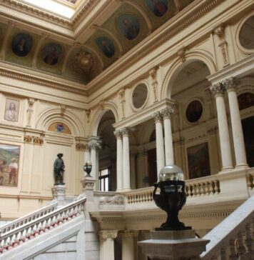 Vista da escadaria do Museu Paulista da Universidade de São Paulo