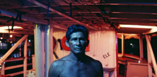 "Barqueiro azul em Manaus", 1992. Foto: Luiz Braga. Cortesia Instituto Tomie Ohtake.
