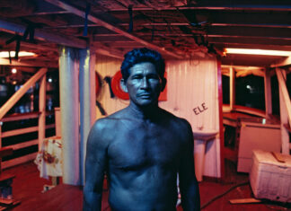 "Blue boatman in Manaus", 1992. Photo: Luiz Braga. Courtesy Instituto Tomie Ohtake.