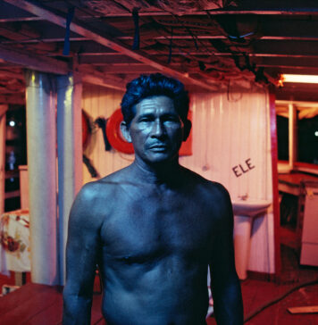 "Barqueiro azul em Manaus", 1992. Foto: Luiz Braga. Cortesia Instituto Tomie Ohtake.