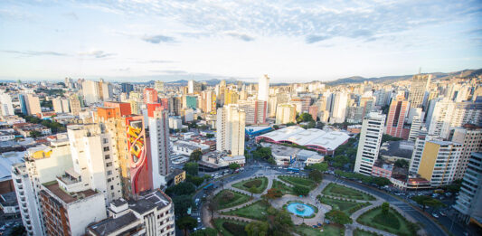 Imagem horizontal, colorida. Vista da Praça Raul Soares, em Belo Horizonte, onde ocorre o CURA 2021