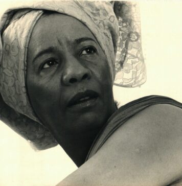 Foto horizontal, preto e branco. O rosto de Mercedes Baptista. A bailarina usa um turbante rendado na cabeça e tem uma expressão contemplativa e espontânea