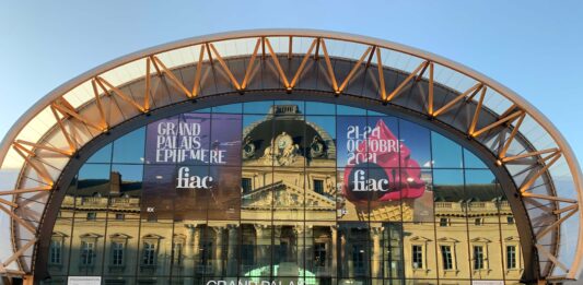 Grand Palais Ephemere, onde ocorreu a Feira Internacional de Arte Contemporânea (FIAC) de Paris em 2021. Foto: Hélio Campos Mello