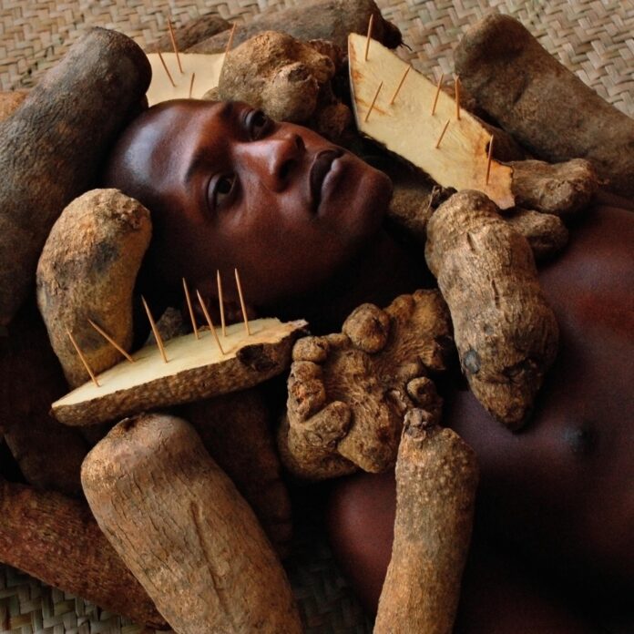 Ayrson Heráclito. Ogun - from the series Offering to the head, 2008-2011. Disclosure OGUM, from the series Offering to the head, by Ayrson Heráclito, exhibited in YORÙBÁIANO