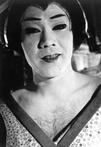 Ator interpreta mulher em peça teatral, Tóquio, 1966. Da série Japão, um teatro de fotos. ©Daido Moriyama/Daido Moriyama Photo Foundation.