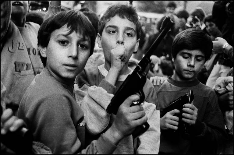 Crianças brincam com armas. Palermo, 1986. Crédito: Letizia Battaglia/Divulgação IMS
