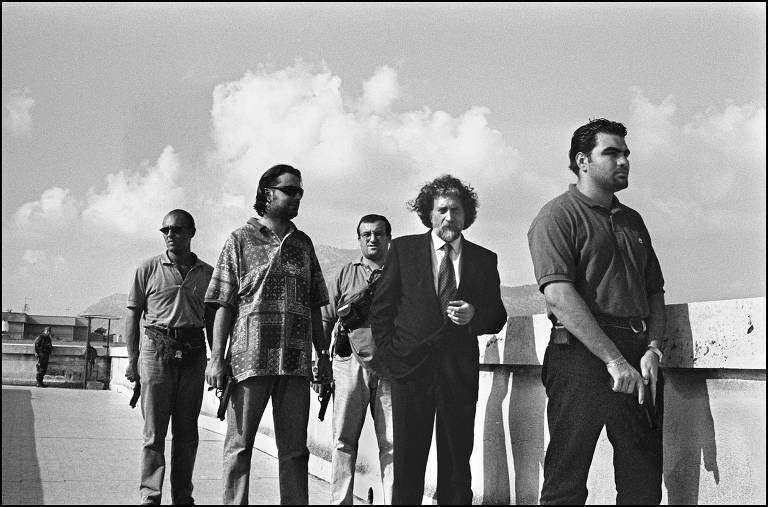 O juiz Roberto Scarpinato com seus guarda-costas, no topo do tribunal de Palermo, 1998. Letizia Battaglia/Divulgação IMS.