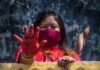 Imagem colorida. Alessandra Munduruku, uma das principais lideranças indígenas do Brasil, durante a II Marcha das Mulheres Indígenas: Reflorestamentos, Corpos e Corações para a cura da terra. Brasília, 2021. Foto: Edgar Kanaykõ Xakriabá