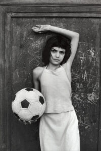 Jovem com bola de futebol no bairro de La Cala, Palermo, Sicília, 1980. Crédito: Letizia Battaglia.
