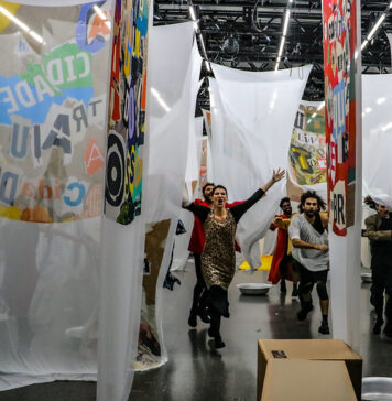 “Cartas ao mundo”, exposição-manifesto de Bia Lessa, repensa o mundo a partir de Glauber Rocha Registro de performance na exposição "Cartas ao Mundo" no Sesc Av. Paulista. Foto: Alisson Sbrana