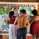 Artistas do MAHKU em produção de suas obras para a mostra MAHKU - Cantos de imagens na Casa de Cultura do Parque
