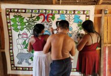 Artistas do MAHKU em produção de suas obras para a mostra MAHKU - Cantos de imagens na Casa de Cultura do Parque