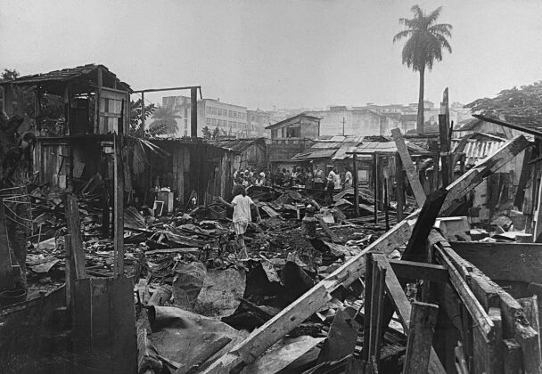 No dia 11 de maio de 1969, um incêndio devastou a favela da Praia do Pinto, onde moravam cerca de 10.000 pessoas. Os moradores foram removidos para conjuntos habitacionais construídos nas zonas Norte e Oeste da cidade. Crédito: Acervo Diários Associados RJ/Instituto Moreira Salles