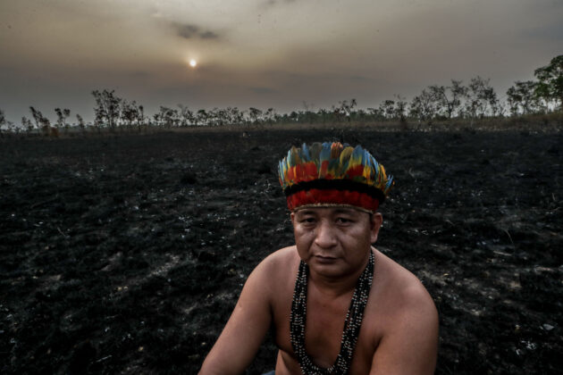 O lider indigena, Antonio Tenharin, em meio às cinzas no Campo Amazônico dentro da reserva indígena Tenharin Marmelo. Foto: Gabriela Biló/Estado de S.Paulo.