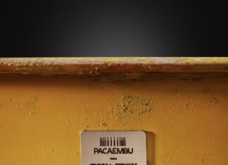 Um dos assentos retirados do Pacaembu, agora à venda como um móvel na TokStok/Foto: Divulgação