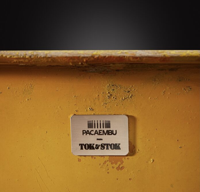 Um dos assentos retirados do Pacaembu, agora à venda como um móvel na TokStok/Foto: Divulgação