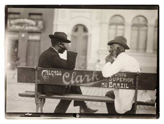 Homens conversando em banco de praça, São Paulo, SP (c. 1910). Foto: Vincenzo Pastore/Acervo Instituto Moreira Salles/Coleção Vincenzo Pastore