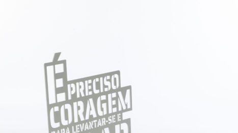 Encontros, exposições e lançamentos marcam a 11ª DW Semana de Design, em São Paulo Cadeira do Estúdio da Casa, na exposição "Tudo que não foi dito", na Estar Móveis, durante a DW! 2022. Foto: Ari Disendruck