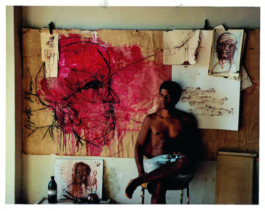 O pintor fluminense Arjan Martins, em seu ateliê, no Rio.