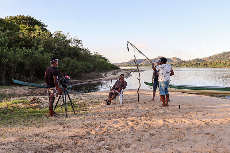Cineastas do Coletivo Beture entrevistam o cacique Takakpe em base de vigilância no Rio Xingu, Terra Indigena Kayapó, PA, 2021. Foto: Nhakmô Kayapó / Rede Xingu+