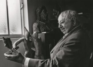 Portrait of Raphael Galvez, in the studio on Rua Lopes de Oliveira, in the 1980s