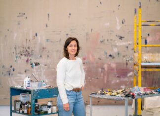 A pintora Marina Rheingantz, em seu ateliê. Foto: Eduardo Ortega/Cortesia da artista e da Fortes D'Aloia & Gabriel