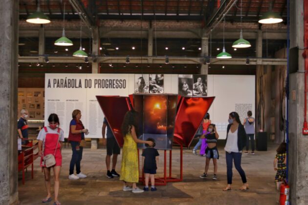 Vista da exposição "A parábola do progresso", em cartaz no Sesc Pompeia. Foto: Rana Tosto