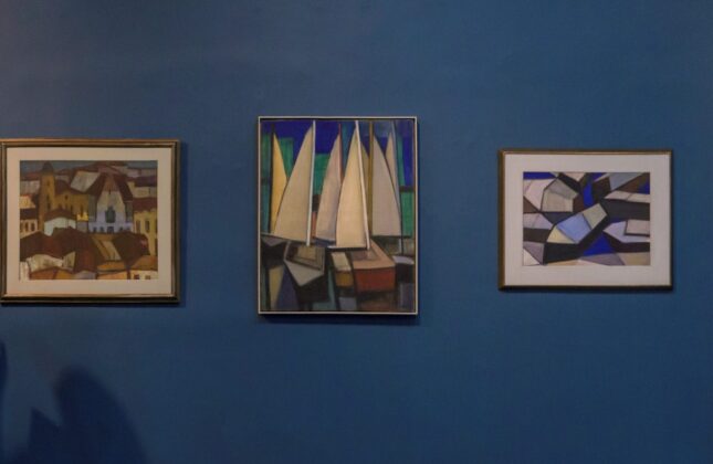 Vista da exposição "Ianelli: 100 anos". Ao centro, a obra "Barcos à vela", 1957. Foto: Estúdio em Obra