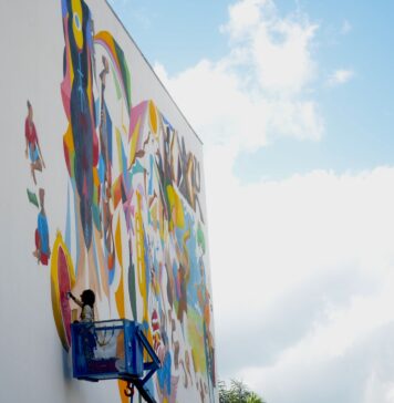 Diego Dedablio apresenta primeira obra em larga escala no Brasil Dedablio durante a pintura de empena no Conservatório de Tatuí.