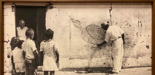 Chico da Silva desenhando em uma parede