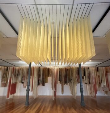 Elisa Bracher cria diálogo com espaço expositivo, marca de sua obra, por meio de três instalações Instalação de Elisa Bracher, com varais de ferro dos quais pendem seus desenhos. Foto: Eduardo Simões