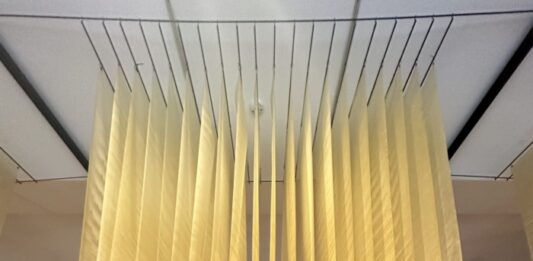 Instalação de Elisa Bracher, com varais de ferro dos quais pendem seus desenhos. Foto: Eduardo Simões