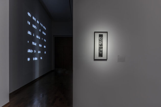 Obras de Augusto de Campos e Lenora de Barros, na exposição 'Qué cosa, la poesía visual?'. Foto: Maia Croizet