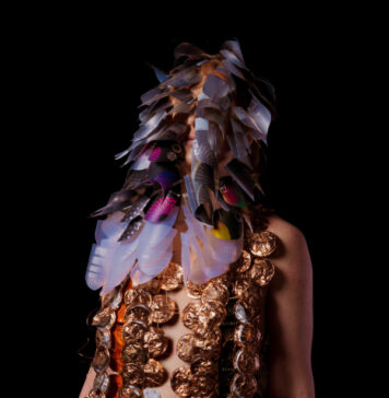 Sandra Lapage apresenta ‘Além do manto’, com obras que refletem sobre os hábitos de consumo Sandra Lapage, "Previsão de visibilidade", 2021. Foto: João Mascaro