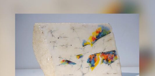 Notas em páginas de mármore: Marie Orensanz no Centro de Arte Contemporáneo (Muntref) Marie Orensanz, obra presente na exposição "El fluir del pensamiento". Cortesia: Muntref