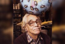 O artista plástico argentino León Ferrari (1920-2013), com sua obra "Planeta (Globo terrestre com baratas)", da série "Electronicartes", de 2003. Cortesia: Museo Nacional de Bellas Artes de Buenos Aires