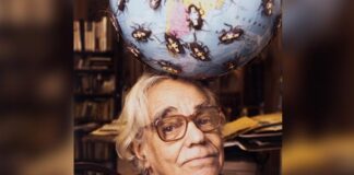 O artista plástico argentino León Ferrari (1920-2013), com sua obra "Planeta (Globo terrestre com baratas)", da série "Electronicartes", de 2003. Cortesia: Museo Nacional de Bellas Artes de Buenos Aires