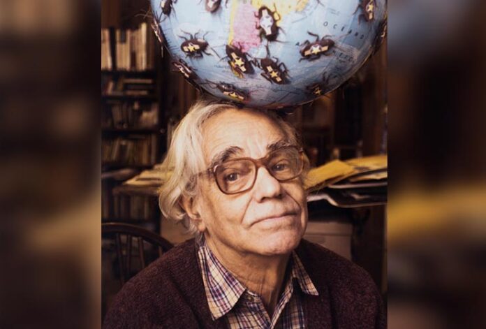 O artista plástico argentino León Ferrari (1920-2013), com sua obra 