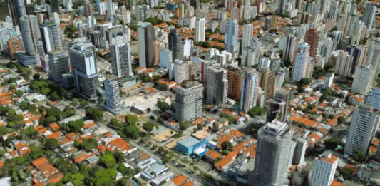 Avenida Rebouças, eixo de transporte em São Paulo que vem passando por intensa verticalização. Crédito: Reprodução/Google Earth