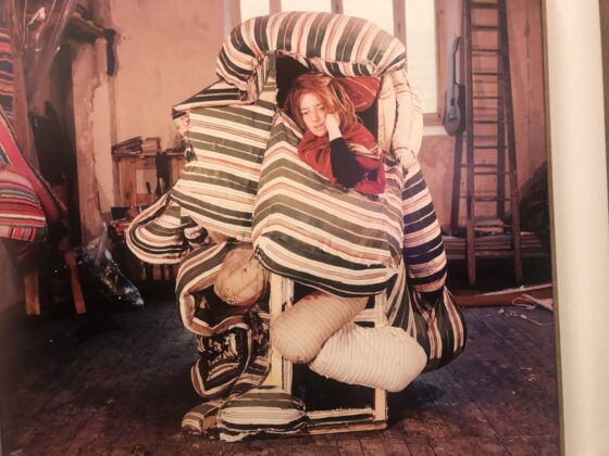 Marta Minujín em seu ateliê em Paris, dentro de sua obra "Colchones" (Colchões), 1963. Foto: Leonor Amarante