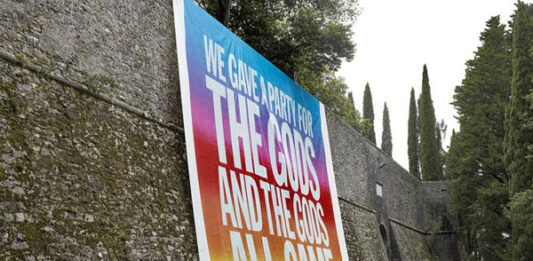 "We Gave A Party for the Gods", obra de John Giorno, instalada no Castello di Brolio e selecionada pela colecionadora Luziah Hennessy para o percurso Art of the Treasure Hunt. Foto: Divulgação