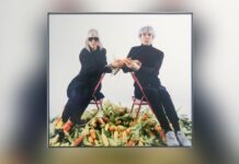 Marta Minujín and Andy Warhol in the photoperformance "El paga de la deuda externa argentina con maíz, 'el oro latinoamericano'" (1985). Photo: Leonor Amarante