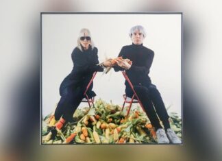 Marta Minujín e Andy Warhol na na fotoperformance "El pago de la deuda externa argentina con maíz, 'el oro latinoamericano'" (1985). Foto: Leonor Amarante